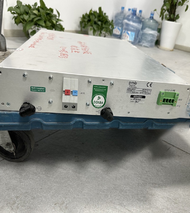 羅芬激光電源維修常見故障 故障一：打開按鍵，設備不工作 如果激光切割機在工作過程中，首先要檢查的是整個設備是否通電，如果沒有通電，一定要插上電源。還要檢查激光切割機主板的參數是否正確。如果不是，請務必參考相關軟件和其他一些參數進行了解。 故障二：工作狀態下無激光 在激光切割機的實際工作過程中，應根據各種情況進行有效的檢查。有可能是激光切割機出現這種情況是因為光路發生了偏移。這種情況下需要調整光路，否則線路可能會出現一系列問題。那么，如果是這種情況，可以通過點 ray 的方式插入電源的型號來判斷。 故障三：激光斷斷續續 激光切割機工作時，可能會出現斷斷續續的情況?？赡苁撬h不是特別順暢。檢查并清潔相關水箱。水泵是否通暢，定期疏通水管。 羅芬激光電源維修模塊或者電源板：HPC 891-2燒壞、短路、輸出電壓高于標稱值、輸出電壓低于標稱值、過熱、卡機等故障。 維修羅芬激光電源缺點及修補方法 常見缺點： １，高壓打火，高壓線接頭處太靠近鐵殼部分。 ２，無光，電扇不轉，保險絲斷。 ３，能夠強制發光，不能主板控制發光。前級低壓控制部分壞。 ４，電流不能調度，電流控制部分壞。 ５，總是燒保險絲，歸于功率管短路壞。 激光電源的修補方法有以下幾種： １、替換關鍵元件法。一般不發光，可先換放大管４６０或４５０，再考慮換高壓包。 ２、電壓檢測法。 ３、通電調查法。